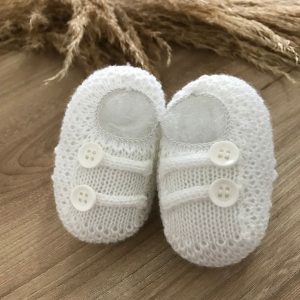 Sapatinho Menino ou menina Branco Bebê dois botões Saída de Maternidade