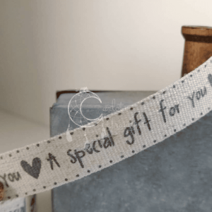 Fita Rústica de Algodão Estampada 1.5 cm | “A Special Gift for You” – HobbyFun