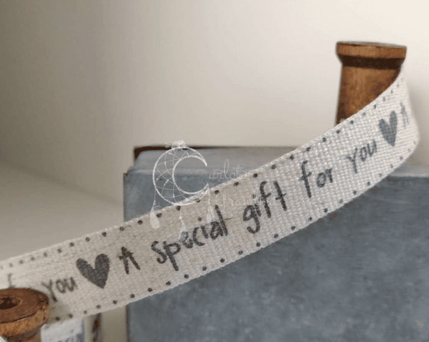 Fita Rústica de Algodão Estampada 1.5 cm | “A Special Gift for You” – HobbyFun