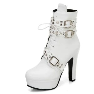 Botas pretas de cano alto com salto e fivelas – look cyberpunk